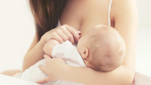 Lee más sobre el artículo Los implantes mamarios no afectan a la lactancia materna y 9 mitos más sobre la cirugía estética