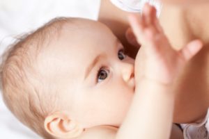 Lee más sobre el artículo ¿Afectan los implantes de seno a la lactancia materna?